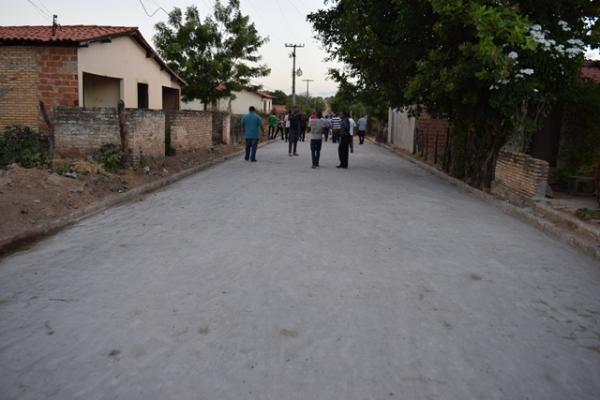 Prefeito Gilberto Júnior entrega obras de pavimentação em 5 bairros.(Imagem:Waldemir Miranda)