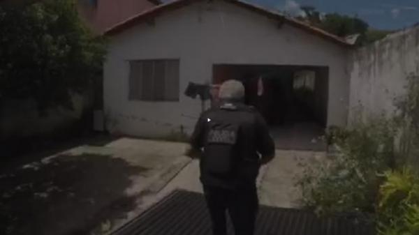 Na operação, a polícia prendeu um homem e apreendeu um adolescente.(Imagem:Reprodução)