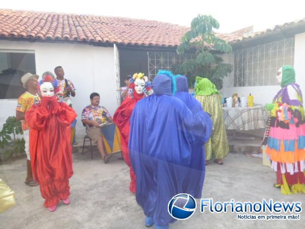 Bloco Chanas Cheirosas esquenta a quinta-feira pré-carnaval em Floriano.(Imagem:FlorianoNews)