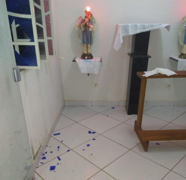 Criminosos quebraram janelas para invadir a Igreja Matriz de São José Operário, em Cocal de Telha, no Piauí (Imagem:Reprodução)