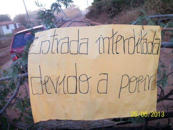 Moradores do bairro Guia fecham estrada e pedem solução contra poeira.(Imagem:Alonso Costa )