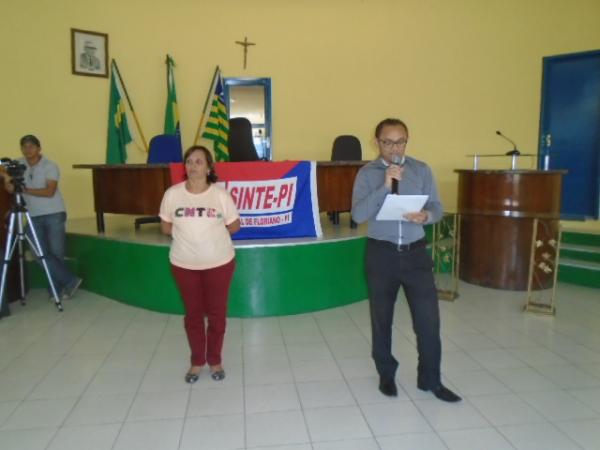 Com um terço das férias atrasado, professores da rede municipal deflagram greve em Floriano.(Imagem:FlorianoNews)