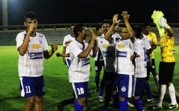 Jogadores do Parnahyba comemoram conquista da Copa Piauí.(Imagem:Emanuele Madeira/Globoesporte)