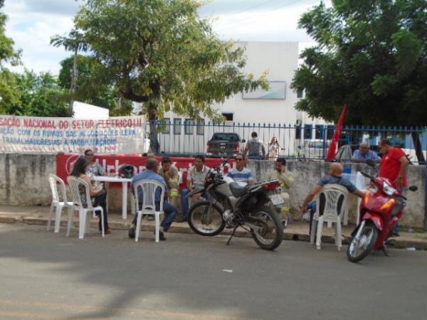 Trabalhadores da Eletrobras Piauí realizam paralisação contra privatização.(Imagem:FlorianoNews)