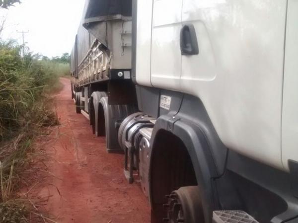 Carreta roubada foi encontrata sem os pneus.(Imagem:Divulgação/Polícia Militar)