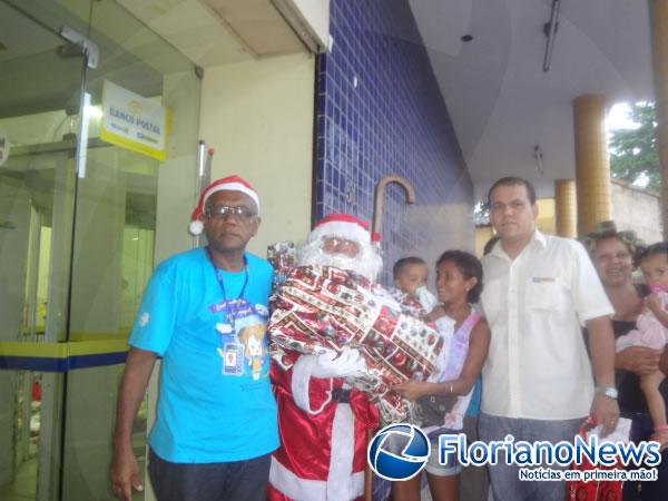 Papai Noel dos Correios realiza entrega de presentes em Floriano.(Imagem:FlorianoNews)