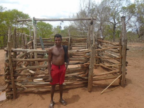 Repórter Amarelinho mostra a realidade dos moradores do Riacho da Serra.(Imagem:FlorianoNews)