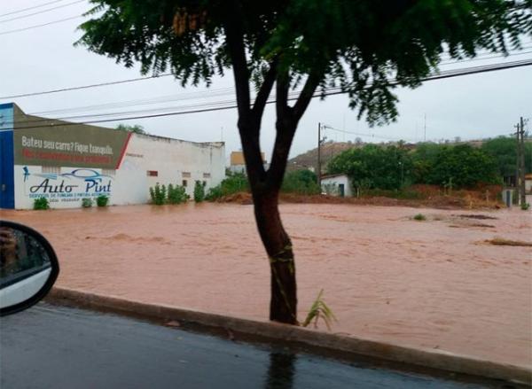 Chove há 11 horas em Picos e 80% do município está alagado, diz Bombeiros.(Imagem:Divulgação/Whatsapp)
