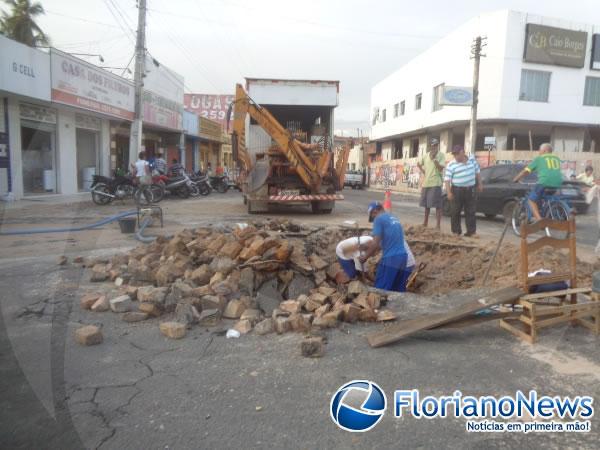 Rompimento em rede de distribuição provoca falta de água em Floriano.(Imagem:FlorianoNews)