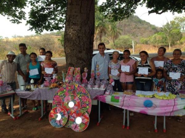 Prefeito participa do encerramento do curso de artesanato na comunidade Buqueirão.(Imagem:Secom)