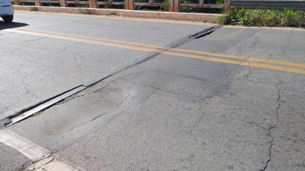 Condutores usam a contramão para desviar de fissuras na ponte em Piracuruca.(Imagem:Antônio José)