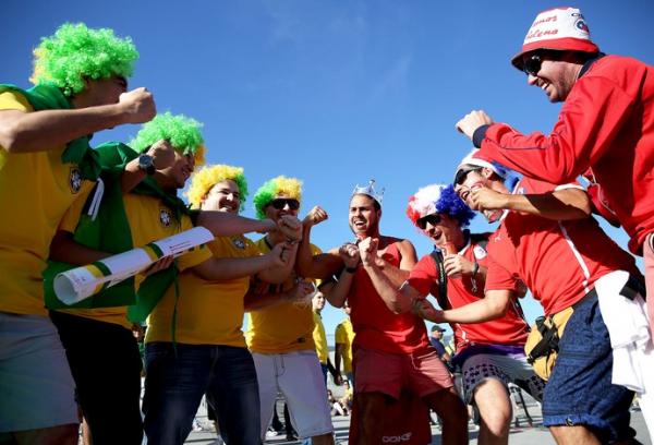 Brasileiros e chilenos se divertem juntos antes da duelo nas oitavas de final.(Imagem:Marcos Ribolli)