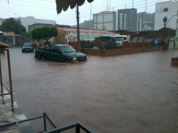 Alagamento em ruas do Centro causam transtornos aos picoenses.(Imagem:Divulgação)