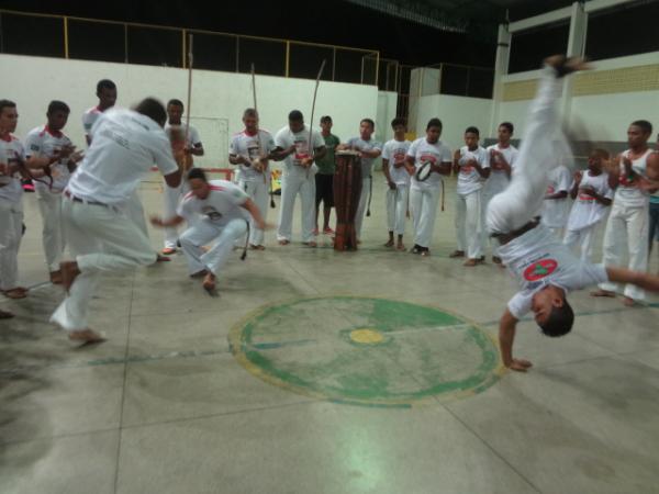 Grupos de capoeira realizaram batizado e trocas de cordas.(Imagem:FlorianoNews)