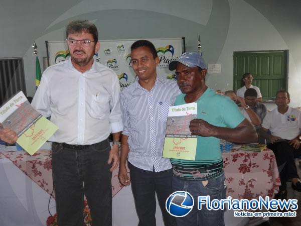 Ao lado do prefeito Dr. Francisco de Assis, Governador entrega de Títulos da Terra em São Francisco do Piauí.(Imagem:FlorianoNews)