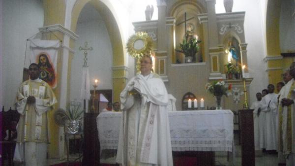 Missa e procissão marcaram dia de Corpus Christi em Floriano.(Imagem:FlorianoNews)