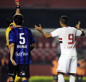 Luis Fabiano é expulso após agredir volante chileno.(Imagem:Marcos Ribolli)