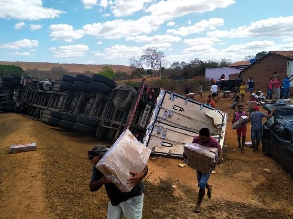 Caminhão tomba e motorista autoriza populares a levarem a carga de frangos no município de Pajeú.(Imagem:Divulgação/Polícia Militar)