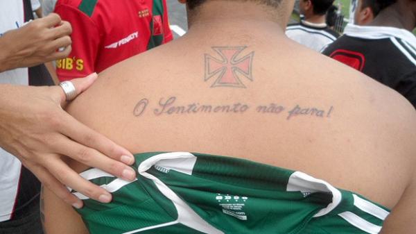 Com a camisa do Palmeiras, vascaíno exibe amor pelo clube na pele.(Imagem:Thiago Lavinas / Globoesporte.com)