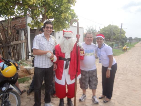 Papai Noel distribuiu presentes para crianças em Floriano.(Imagem:FlorianoNews)