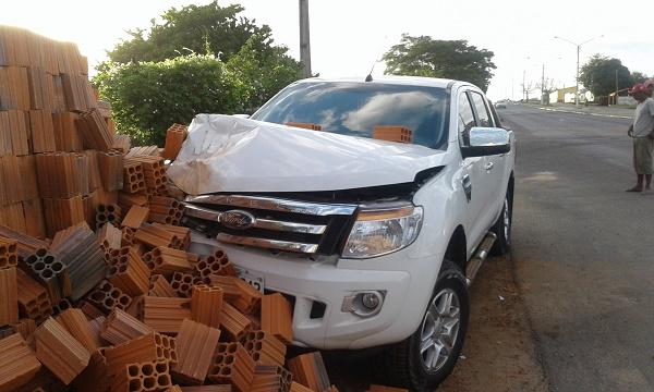 Automóvel colide contra pilha de tijolos em Floriano.(Imagem:emístocles Filho/jc24horas)
