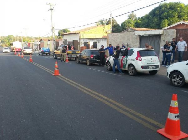 ~Blitz organizada no bairro Alto da Ressurreição, Zona Sudeste de Teresina.(Imagem:Ellyo Teixeira/G1)