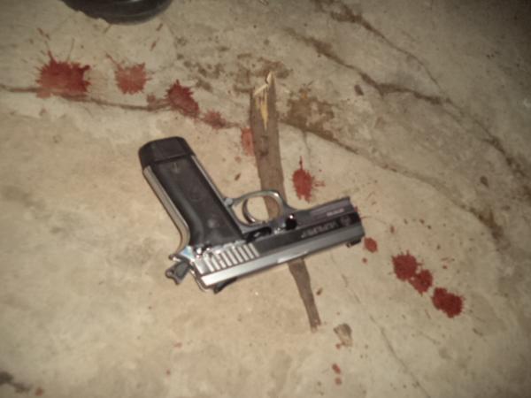 Após o crime, a arma do policial ficou no chão.(Imagem:FlorianoNews)