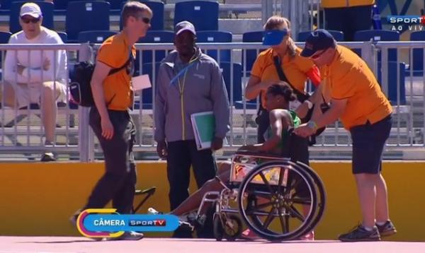 Joelma Sousa é amparada após lesão na largada dos 400m dos Jogos Pan-Americanos de Toronto.(Imagem:Reprodução)