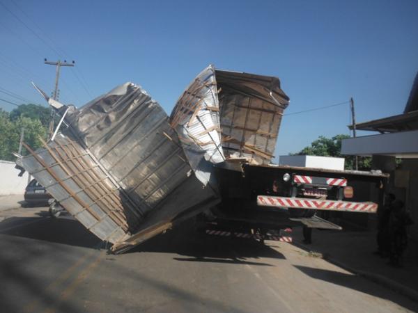  Acidente deixa caminhão, poste e muro destruídos em Floriano.(Imagem:FlorianoNews)