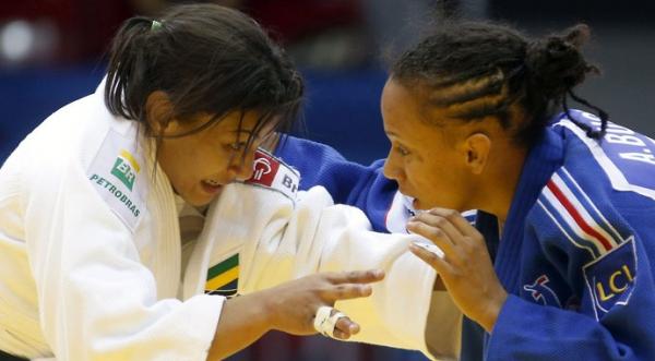 Sarah contra Amandine Buchard no Mundial: derrota leva judoca a ter novos planos.(Imagem:EFE)