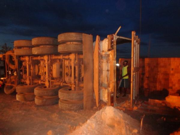 Carreta caçamba carregada de areia vira em Floriano.(Imagem:FlorianoNews)