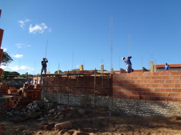 Prefeito visita obras de Unidade Básica de Saúde em Floriano.(Imagem:FlorianoNews)