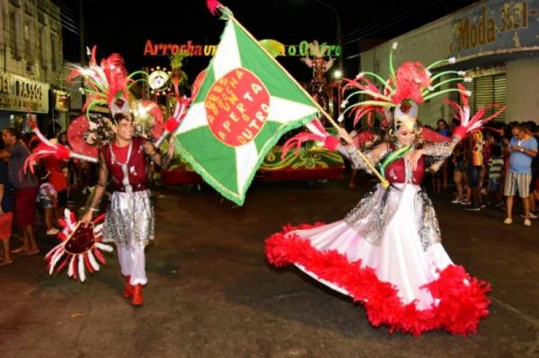 A escola Arrocha Um, Aperta o Outro, fechou o desfile também resgatando a história de Floriano com o tema: “Cantoria ou Rua São Pedro”.(Imagem:Secom)