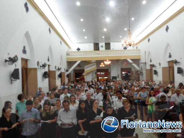 Ao lado de amigos, família de Paulo Viana participa de missa de 7º dia do empresário.(Imagem:FlorianoNews)