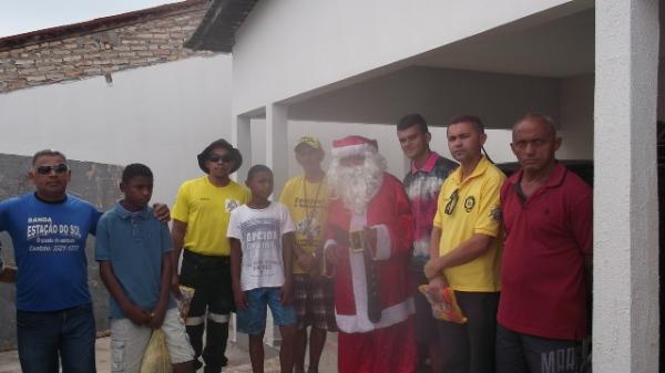 Papai Noel do Projeto Amarelinho distribui bombons às crianças de Floriano e Barão de Grajaú.(Imagem:FlorianoNews)