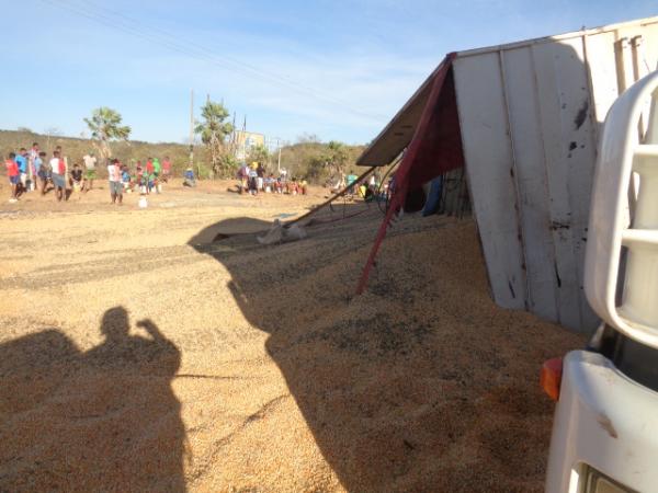 Carreta tomba e espalha carga de milho nas margens da BR-230. (Imagem:FlorianoNews)