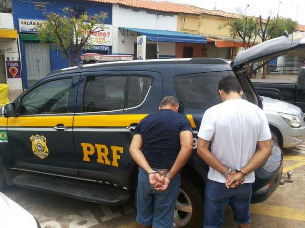 Suspeitos de roubos de carros foram presos em Amarante.(Imagem:PRF)