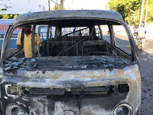 Carro pega fogo e fica totalmente destruído em Floriano.(Imagem:FlorianoNews)