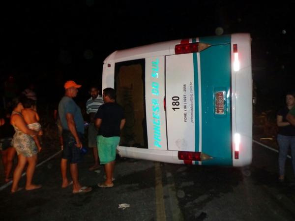 Veículo tombou ao tentar desviar de buraco.(Imagem:PRF)