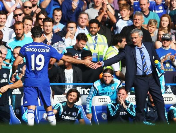 José Mourinho cumprimenta Diego Costa após hat-trick do brasileiro naturalizado espanhol.(Imagem:Agência Getty Images)