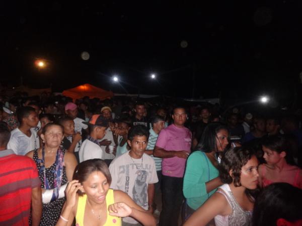 Festa com a banda Os Manos do Forró.(Imagem:FlorianoNews)