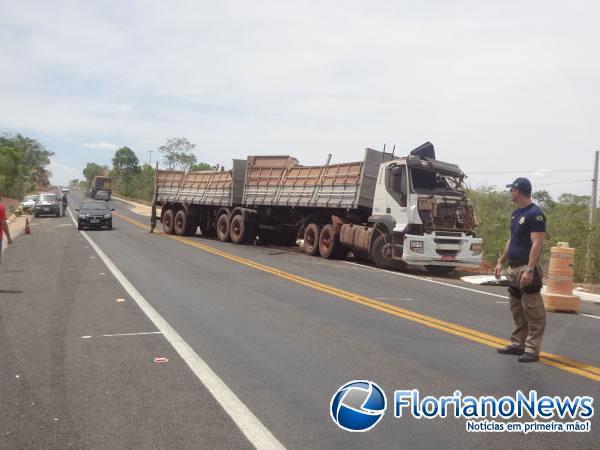 Tombamento de bitrem provoca engavetamento de três veículos na BR-343.(Imagem:FlorianoNews)