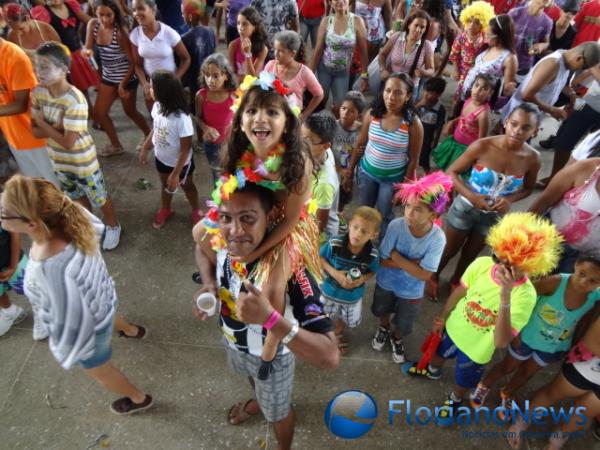 Matinê de carnaval reúne centenas de foliões no CEC. (Imagem:FlorianoNews)