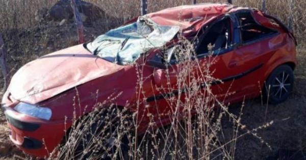 Carro capota e deixa duas pessoas feridas na Rodovia PI-142.(Imagem:Portalr10)