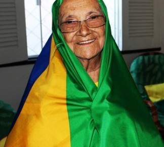 Dona Francisca: aventura de ver time brasileiro virou história da vovó.(Imagem:Josiel Martins)