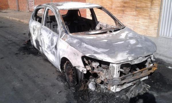 Carro ficou completamente queimado após tentativa de furto em Água Branca - Piauí.(Imagem:Polícia Militar)