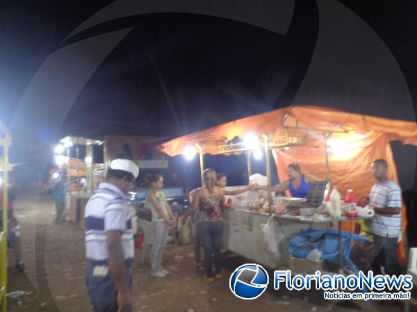 Ambulantes comemoram boas vendas durante a Paixão de Cristo em Floriano.(Imagem:FlorianoNews)
