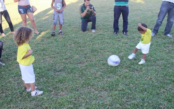 asta os dois chutarem uma bola para chamar a atenção de quem está por perto.(Imagem:Wenner Tito)