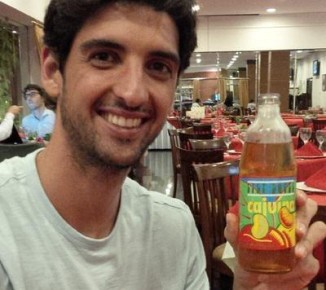 Antes de desafio contra hermanos, Thomaz Bellucci prova bebida típica do Piauí.(Imagem:Reprodução/Facebook)