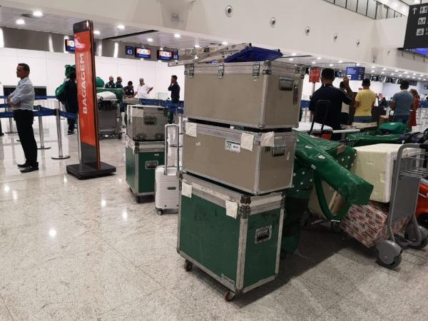 Bagagens do Palmeiras no aeroporto de Fortaleza, de onde o time seguiu à Argentina.(Imagem:Tossiro Neto)